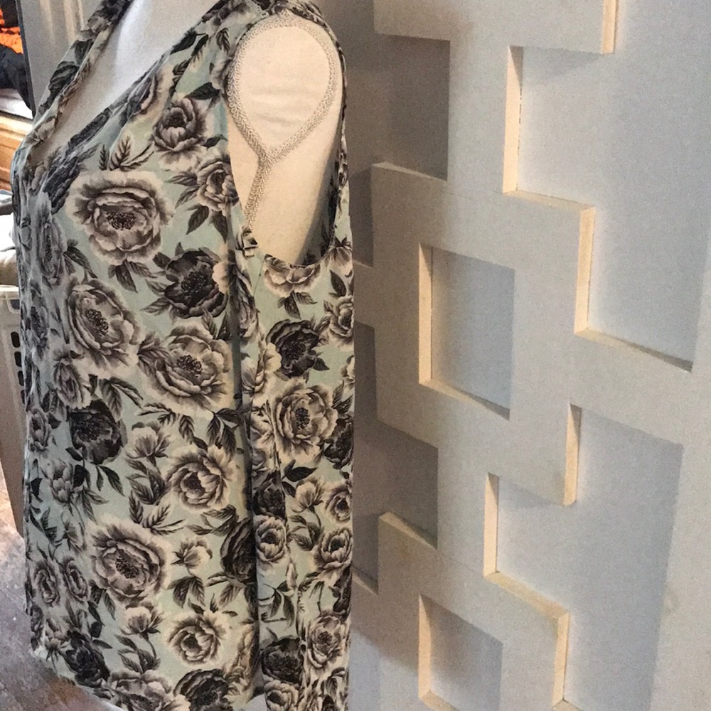 ⭐️ SOLD ⭐️ Torrid Green Floral Woman’s Top Size L - Picture 2 of 5
